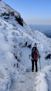 Trail in the snow to the peak chandrashila